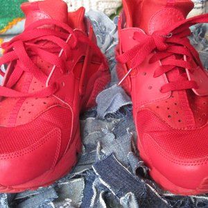 Red Nike Huarche Sneakers